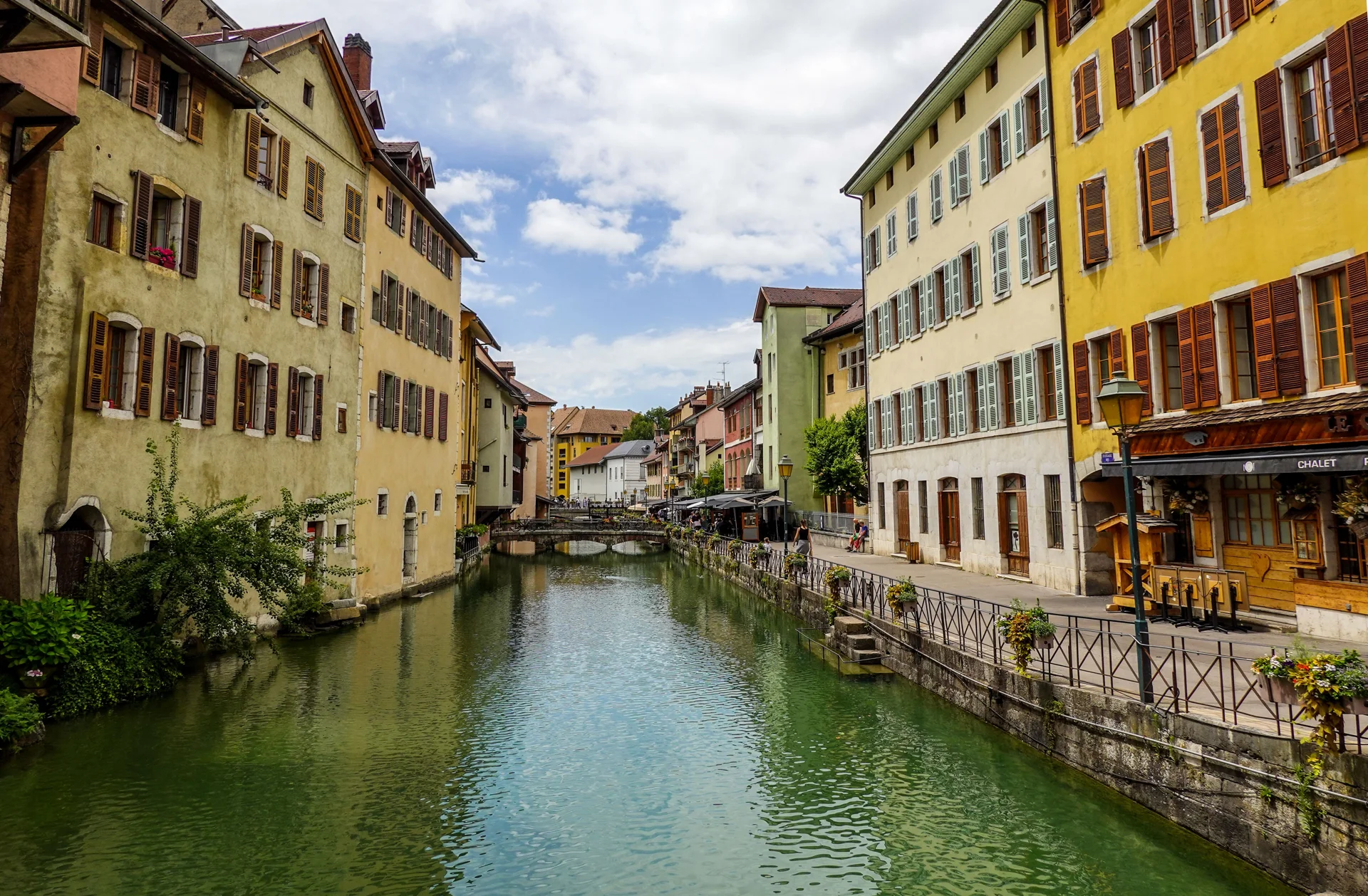 Canal d'Annecy en France, bordé de façades colorées et d'une promenade piétonne pour découvrir la ville à pied.