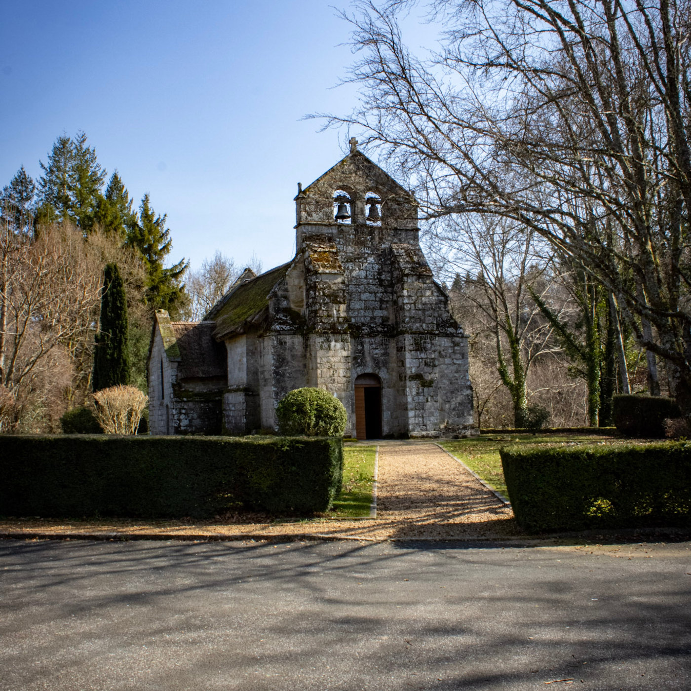 Église romane Saint-Martial de Lestards en Corrèze, avec son clocher-mur à deux cloches et son toit de chaume, unique en France pour un édifice religieux.