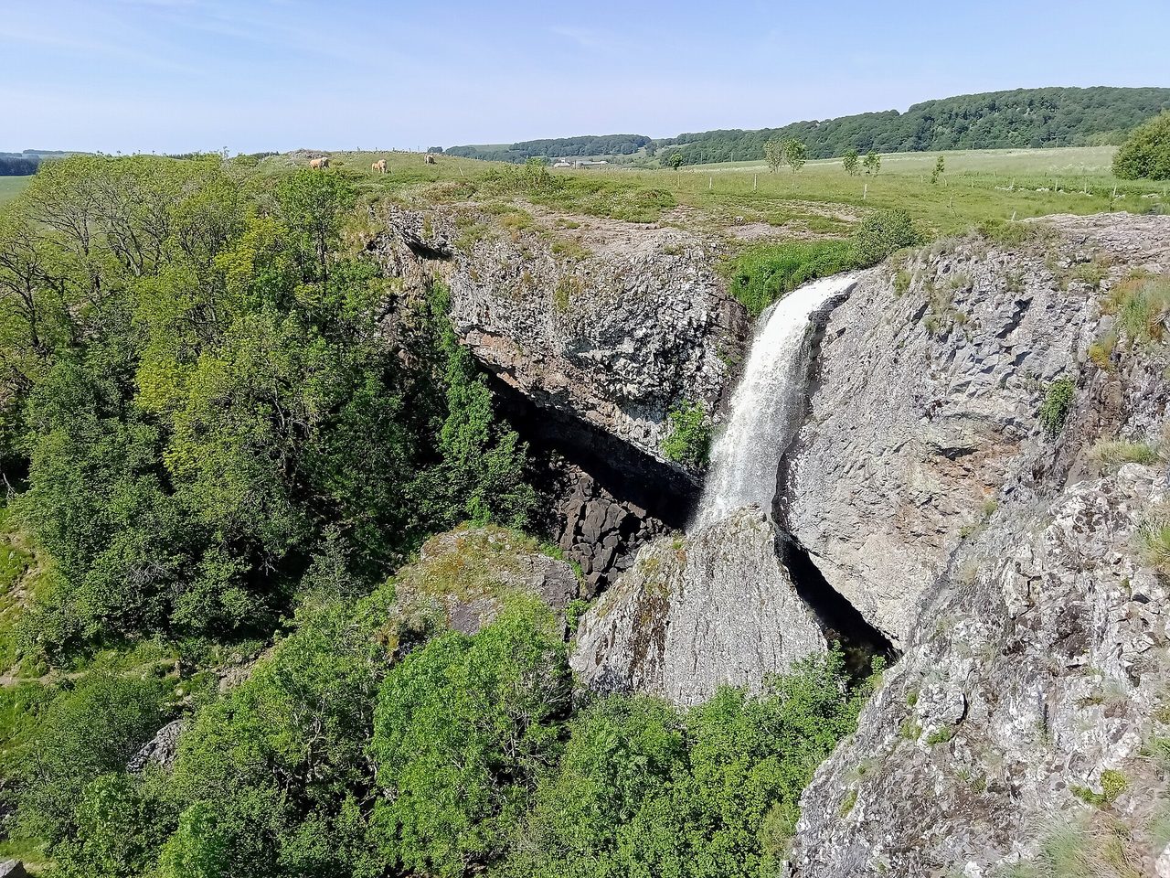 Cascade du Déroc tombant sous une coulée basaltique en orgues, près de Nasbinals