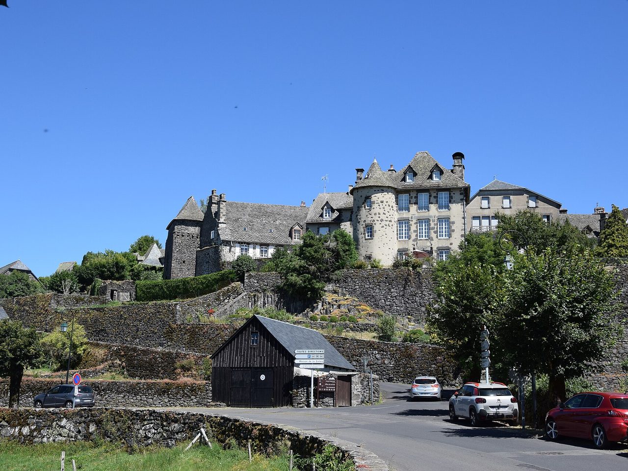 Village de Salers dans le Cantal, maisons de pierre volcanique à tourelles
