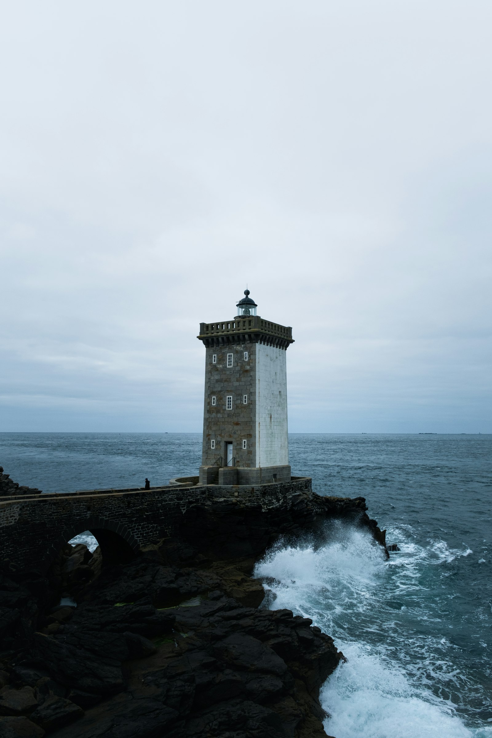 Phare breton battu par les vagues de l'océan Atlantique