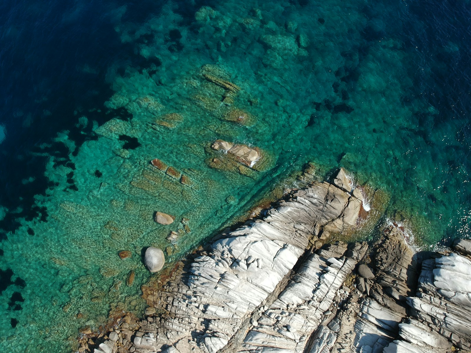Village corse en pierre perché dans les collines du maquis