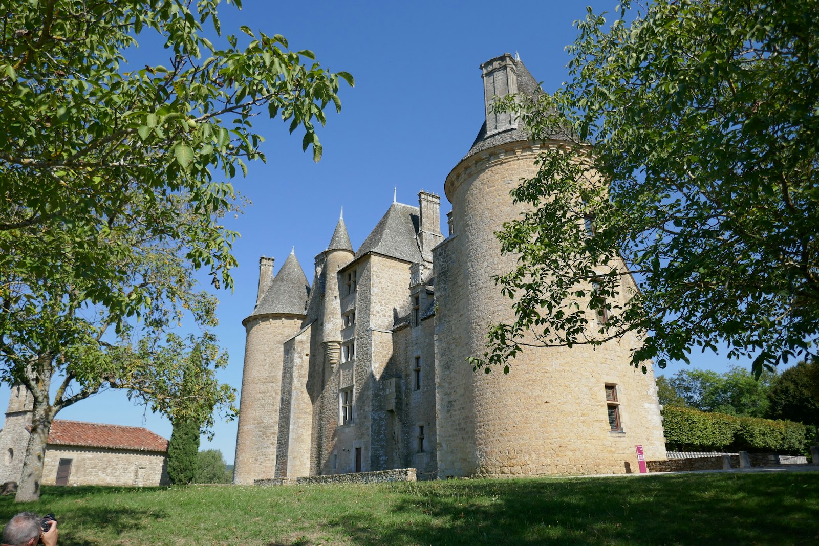 Canoës descendant la Dordogne au pied du château de Beynac