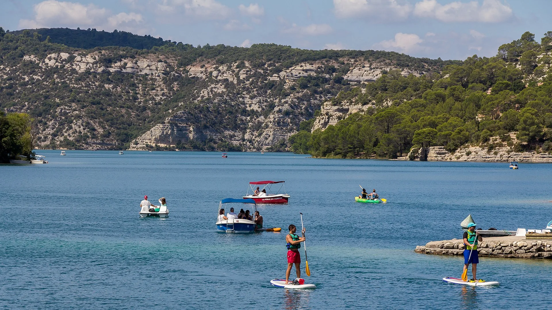 Canoë sur une rivière calme entourée de végétation : activité nature douce et respectueuse de la biodiversité en vacances.