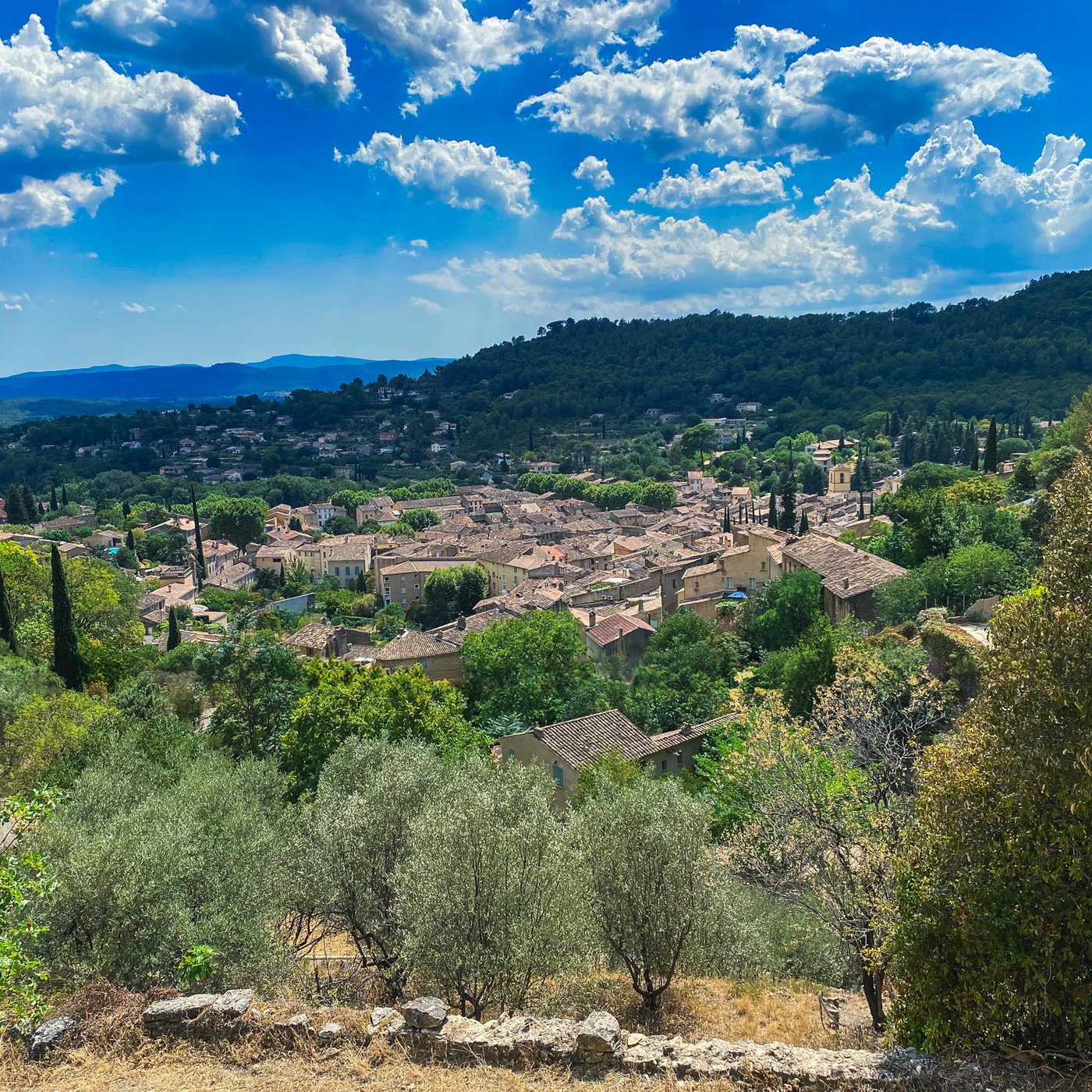 Village provençal de Cotignac adossé à une haute falaise de tuf percée d'habitations troglodytiques, aux maisons ocres coiffées de tuiles romaines.